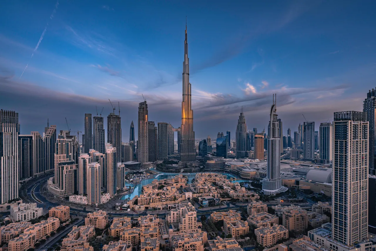 Skyline moderno de Dubai al atardecer