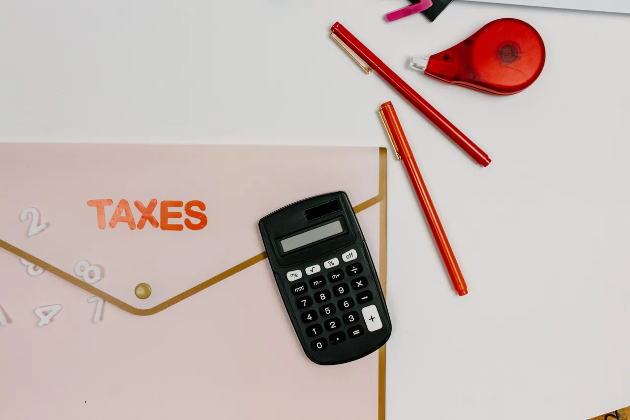 Documentos fiscales y calculadora sobre una mesa