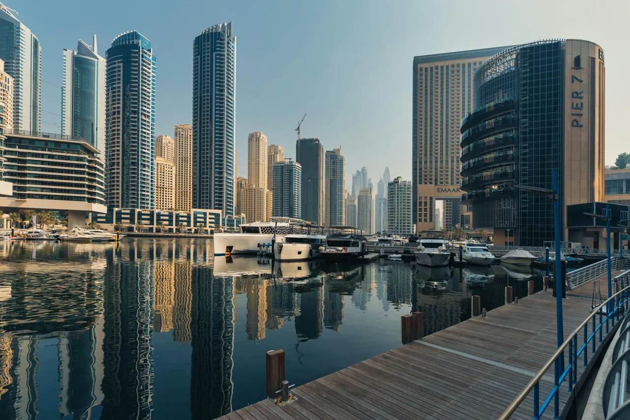 Dubai Marina frente al agua