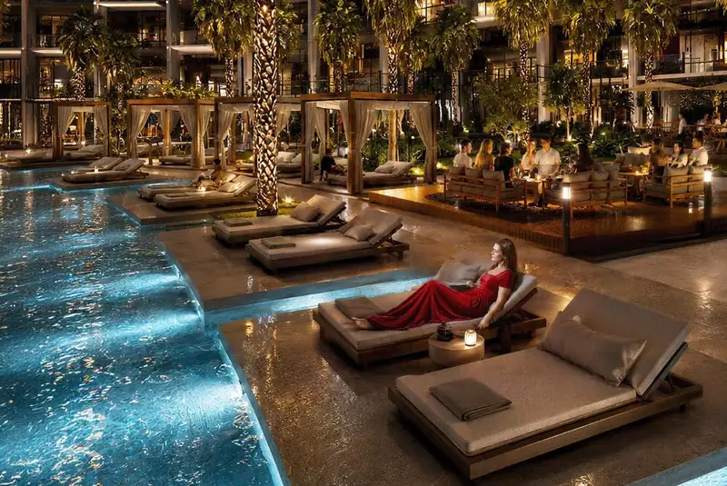 Binghatti Wraith, piscina y zona de cabanas