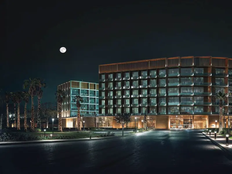 Binghatti Hillcrest, fachada nocturna en Arjan